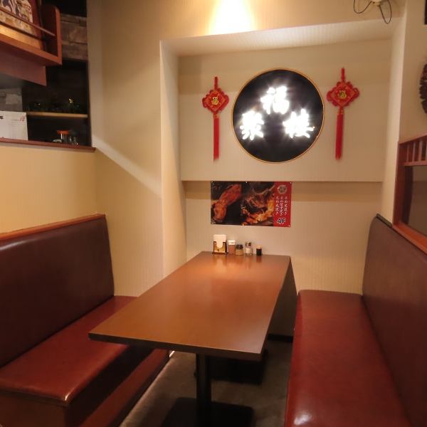 本場の中国の雰囲気をイメージした空間。池袋ならではの隠れ家的雰囲気のお店です。4名様前後の少人数会食でも大好評！口コミやTVなどの各メディアでも話題沸騰中、芸能人御用達のお店です♪