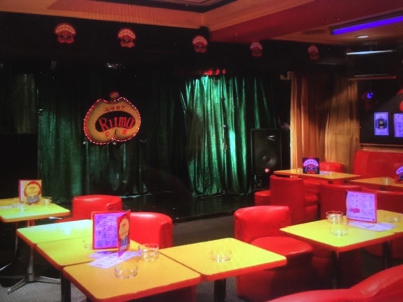 店内は明るい雰囲気。演者との距離も近いので、臨場感満載のショーをお楽しみいただけます！第1部と第2部ではショーの雰囲気もまた違うので両方ともご覧になってください！お客様に話を振ることもありますので、どうぞ、気を抜かずに。