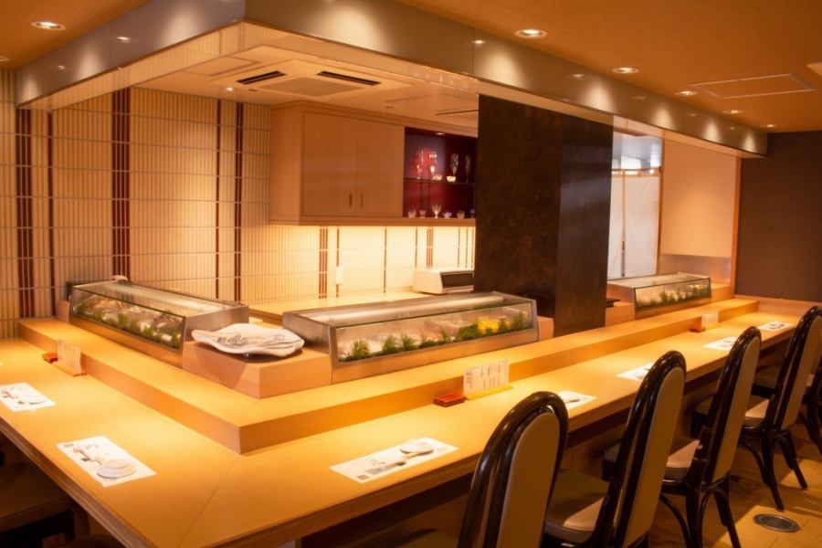 Counter seats on the 1st floor.The real thrill of sushi is the live feeling that a skilled craftsman holds in front of the customer at the counter.Asahi Sushi Sohonten Sakuragaoka Main Building has been reborn so that customers can enjoy the live feeling of sushi even more.