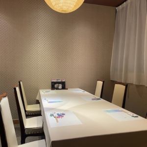 【半個室】扉は格子状の引き戸、お席同士はパーテーションで仕切られております。密室ではないため通気も良好です。