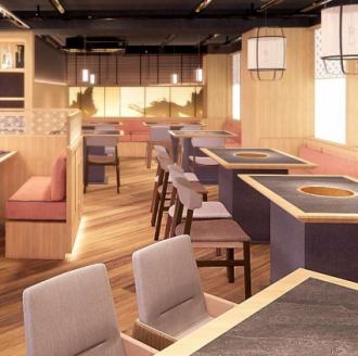 広々とした清潔感あふれる店内。ゆったりと落ち着いてお食事いただけます。