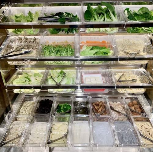 約30種類の食べ放題バイキング！