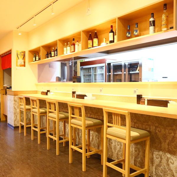 【カジュアルな雰囲気】居酒屋の気軽な雰囲気は、仕事帰りや友人との集まりにぴったり。リラックスしながら美味しい串を楽しむことができます。