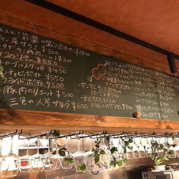 Recommended menus are written on the blackboard inside the store.There are many dishes not in the Grand Menu, so do not miss it.