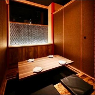 和の趣き溢れる店内は大人の為の落ち着いた雰囲気となっております。フロアは70名様までの貸切可能!本厚木での接待や女子会、合コンなど各種宴会に最適なプライベート個室空間♪お得な宴会コースプランもご予算に合わせて3000円~ご用意。誕生日や記念日にお得なサプライズ特典もご用意しております。