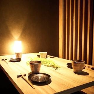 和の趣き溢れる店内は大人の為の落ち着いた雰囲気となっております。4名様でご利用可能なテーブル席は本厚木での接待や女子会、合コンなど各種宴会に最適なプライベート個室空間♪お得な宴会コースプランもご予算に合わせて3000円~ご用意。誕生日や記念日にお得なサプライズ特典もご用意しております。