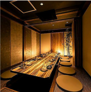 和の趣き溢れる店内は大人の為の落ち着いた雰囲気となっております。6名様でご利用可能なテーブル席は本厚木での接待や女子会、合コンなど各種宴会に最適なプライベート個室空間♪お得な宴会コースプランもご予算に合わせて3000円~ご用意。誕生日や記念日にお得なサプライズ特典もご用意しております。