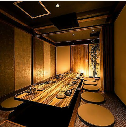 和の趣き溢れる店内は大人の為の落ち着いた雰囲気となっております。6名様でご利用可能なテーブル席は本厚木での接待や女子会、合コンなど各種宴会に最適なプライベート個室空間♪お得な宴会コースプランもご予算に合わせて3000円~ご用意。誕生日や記念日にお得なサプライズ特典もご用意しております。
