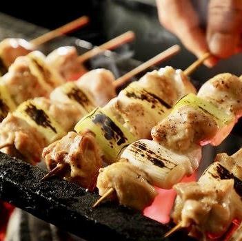 厳選地鶏の焼き鳥と野菜串は、破格の2本390円~