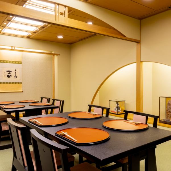 最大12名様でご利用いただける個室をご用意しております。日本本来の厳かな雰囲気に音戸ならではの落ち着きのある空間でご用意しております。顔合わせやご家族様での大切な日にふさわしい個室となっております。各種お祝い事の際には是非ご利用ください。※個室利用料：1～4名様　5,000円 / 5～12名様 10,000円