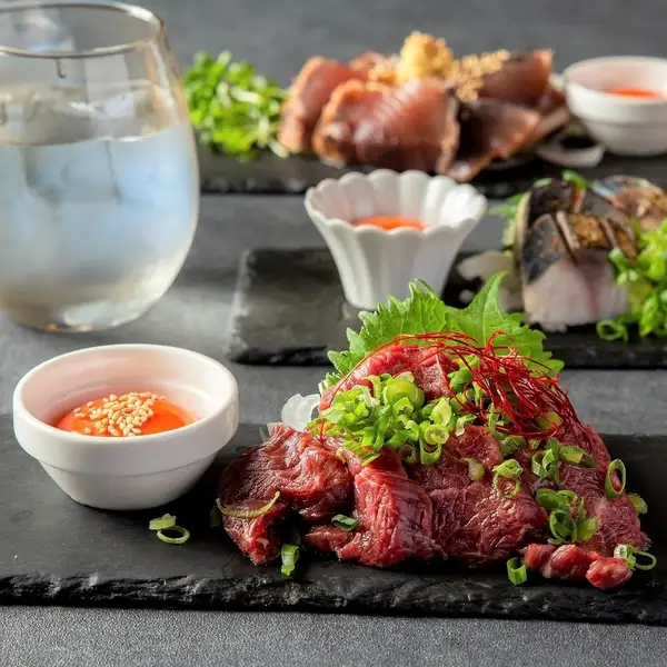 素材をごちそうに。肉に魚に野菜に鍋に、彩りを添える♪飲み放題付コースでは一段とお楽しみ頂けます。