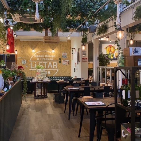 当店は、席間隔が広く、ゆったりとした時間をお過ごしいただける空間をご提供しております♪観葉植物が多数飾られ、リラックスできる雰囲気を演出。おしゃれなダイナーとして、心地よいひとときをお楽しみいただけます！ぜひご来店くださいませ◎