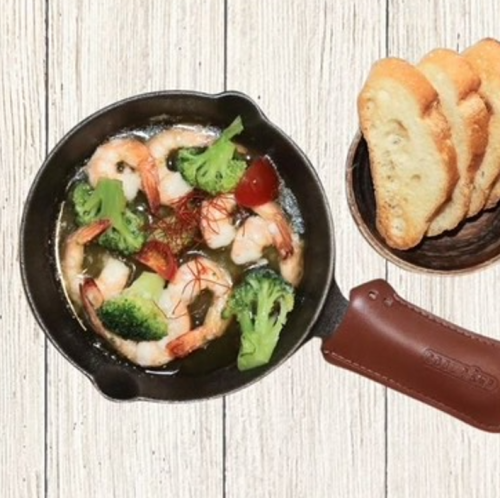 Shrimp and broccoli ajillo