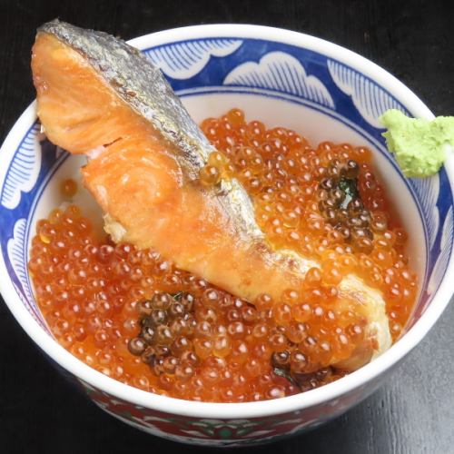 A luxurious dish! Grilled salmon with plenty of salmon roe and salmon roe oyakodon
