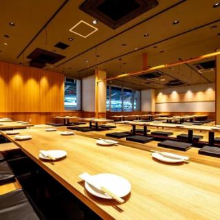 [For 2 to 240 people] A private room with a sunken kotatsu table and a modern Japanese design. Maximum of 240 people. Suitable for various banquets and gatherings. A completely private space that can be used for any occasion!