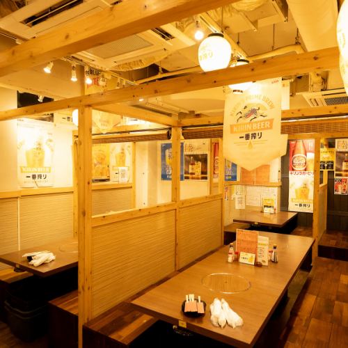 <p>団体様のご宴会に最適!!フロア貸切が可能なこのエリアは40名様から対応可能♪周りを気にせずご宴会ならこのお席がオススメです◎団体様のご予約ならばお早めにご相談くださいませ。</p>