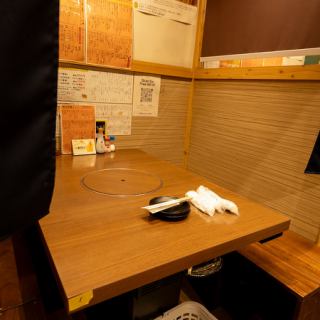 We have semi-private rooms available, perfect for an important occasion. Why not enjoy your meal in a relaxing semi-private room?This seat is very popular so reservations are required! Please feel free to contact us.