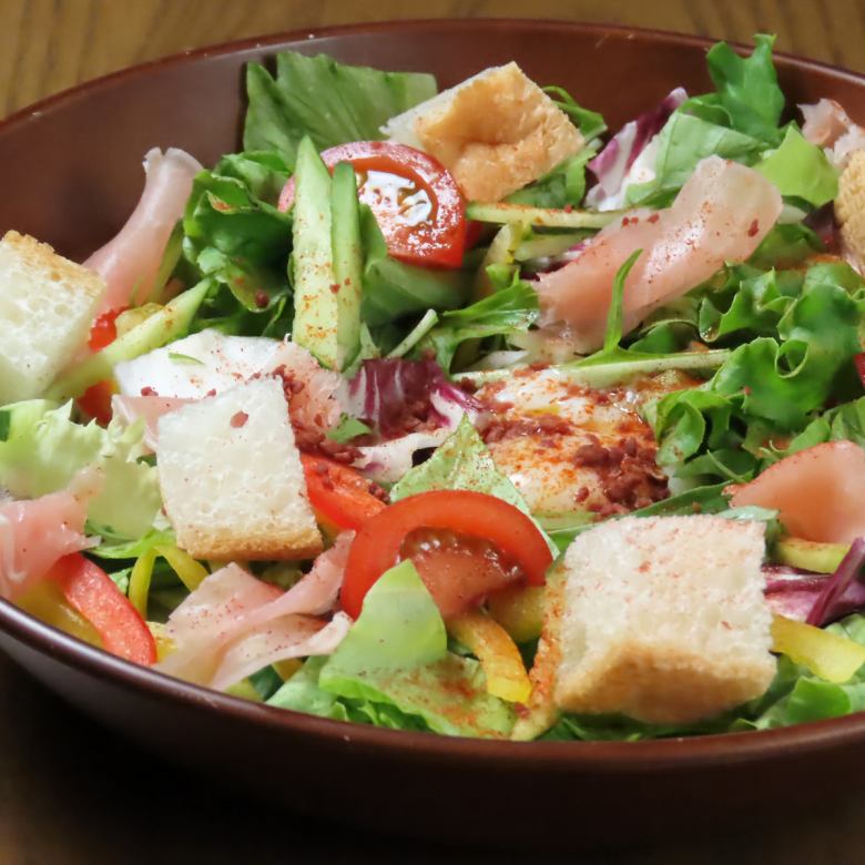 Caesar salad with raw ham and hot balls