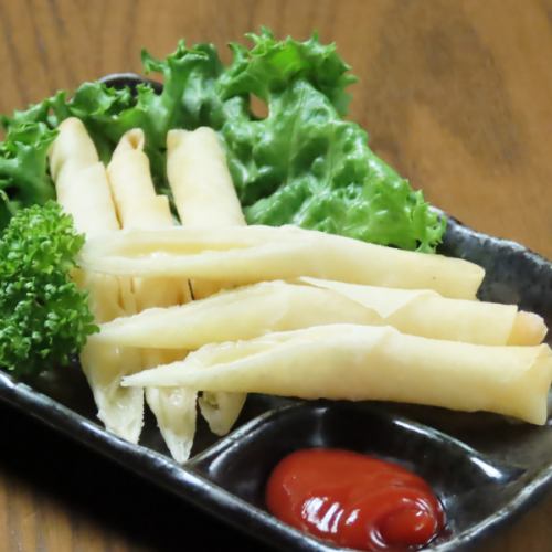Deep-fried cheese sticks / Deep-fried burdock sticks / Saki squid tempura full of umami