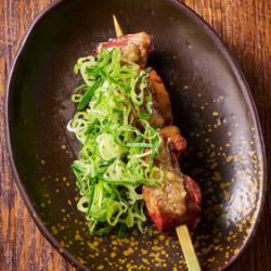 Domestic liver skewers with plenty of green onion and salt sauce