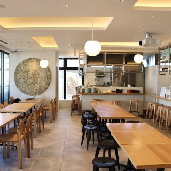 We have spread out the floors in a shared dining style◎ Directly connected to the station, with excellent access! Enjoying sake and yakisoba in a beautiful and calm space is exceptional◎
