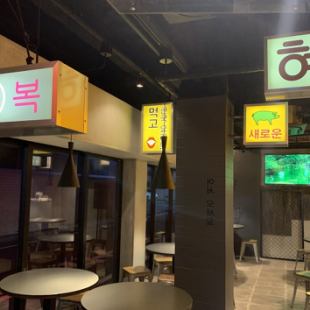 Seats reminiscent of authentic Korean food stalls ♪