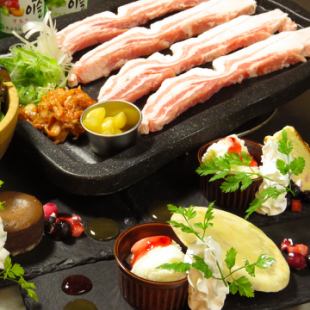 附赠2小时无限畅饮五花肉等♪“可享受韩国人气菜单的女子派对”套餐4,000日元★