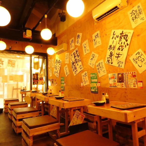 There is no need to be afraid of the vibrant interior where countless menus cover the entire wall! In a warm and cozy space, the cheerful greetings of the staff will make customers smile ♪ 2 people There are 10 hanging table seats, so it's a perfect seat for a drinking party with a couple or friends!