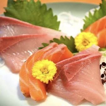 Salmon sashimi / amberjack sashimi