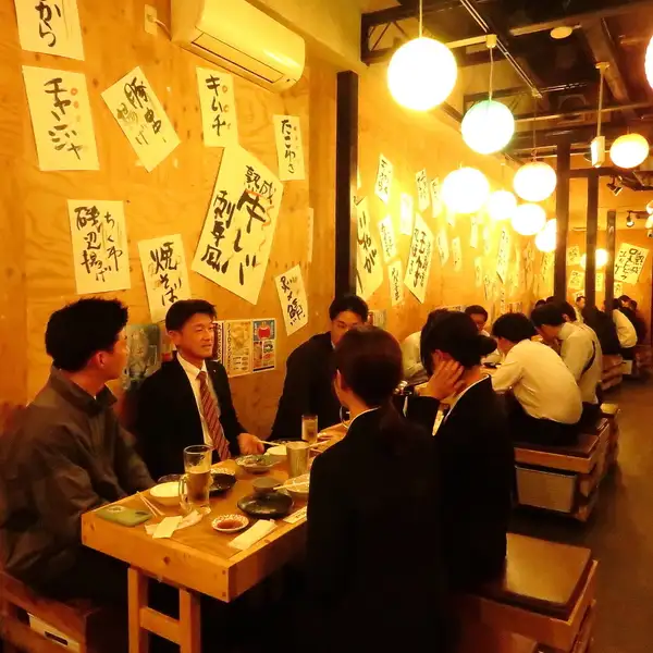 木の温かみと提灯の優しい光が包む店内は、仕事帰りの一杯や仲間との宴会に最適!壁一面に貼られた手書きメニューには、播州の郷土料理や地酒がズラリ。活気あふれる心地よい空間で、肩肘張らずに旬の味をお愉しみください。少人数から団体様まで、あらゆるシーンを歓迎!今宵は播州酒場で乾杯しませんか?