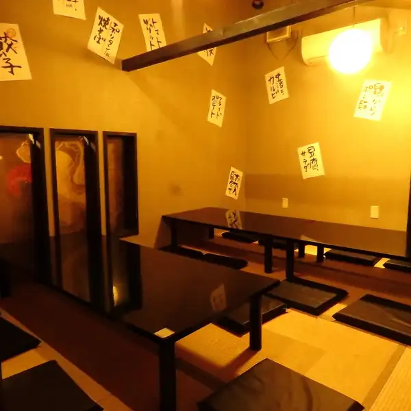 2階には、個室の座敷席をご用意。周りを気にせずゆったりとくつろげるプライベート空間は、会社宴会や接待、ご家族での団欒に最適です。1階の活気とは打って変わり、落ち着いた雰囲気の中で播州の味をご堪能いただけます。掘りごたつ式で足元も楽々。8名様~最大15名様まで対応可能です!