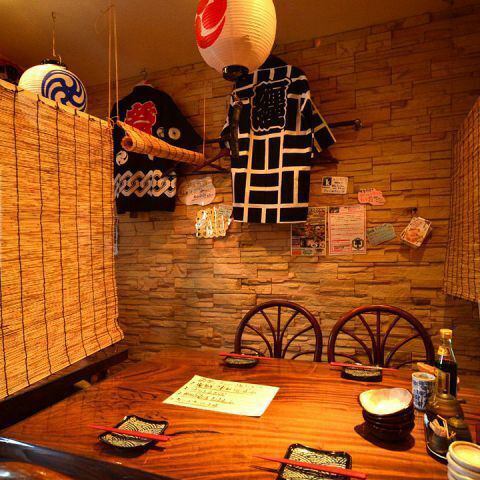 博多名物や名古屋コーチンをご堪能頂けます♪人気の宴会用個室をご希望の際は早めのご予約がオススメ。また記念日、歓送迎会も使える、誕生日特典クーポンなどもあり、ケーキとその場で現像集合写真（3500円相当）をプレゼント！