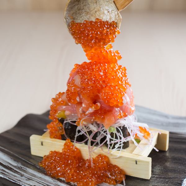 【海鲜小波雷寿司】一定要尝尝！鲑鱼子就浇在你面前的寿司上。好吃，SNS 上也好看♪