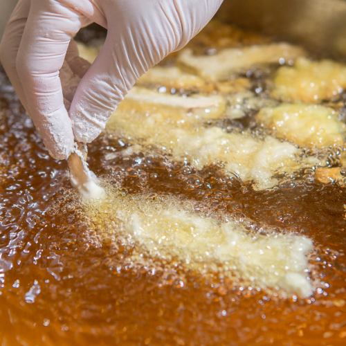 音と匂いが食欲をそそる。揚げたて自慢の天麩羅を是非。