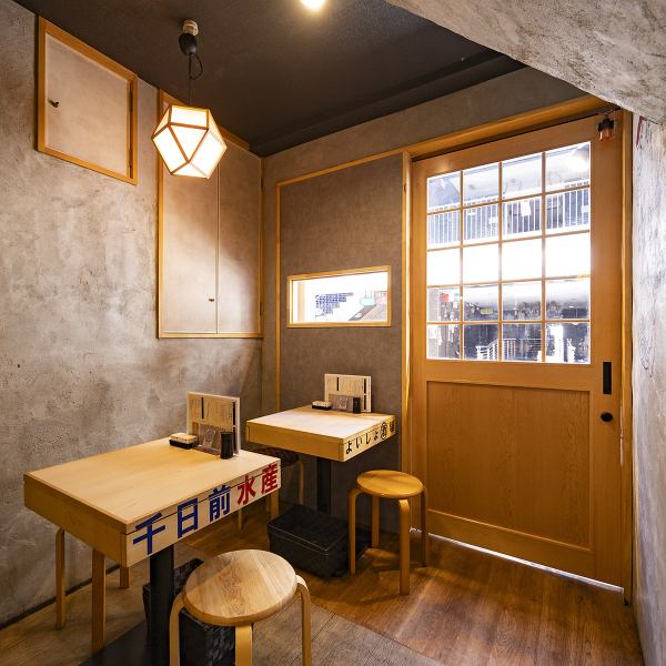 【なんば×心斎橋×デート】大切な人とのデートにはカウンター、もしくは2名テーブルがおすすめ★木の温もり溢れるお洒落な店内。見て楽しい。食べて美味しい。そんなお料理やドリンクでゲストの方も喜んでいただけること間違いなしです！