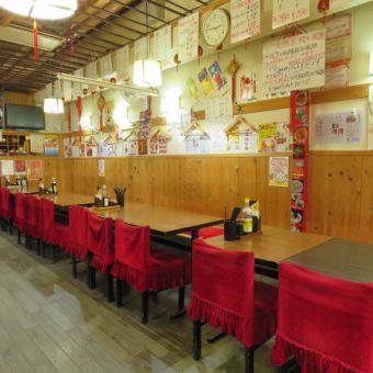 2名様でご利用頂けるテーブル席が14卓あります。お席は組み合わせ自由なので様々な宴会シーンにご利用いただけます。ゆとりのあるテーブル席で絶品中華をご堪能下さい！