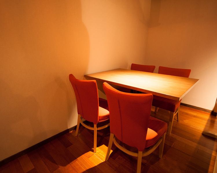 The loosely arranged seats have a wood-based, gentle atmosphere, and they can be used for cooking and drinking.