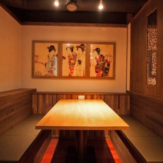 A popular seat is a table private room decorated with Japanese art.You can also enjoy the banquet with a soft mood thanks to the soft lighting.