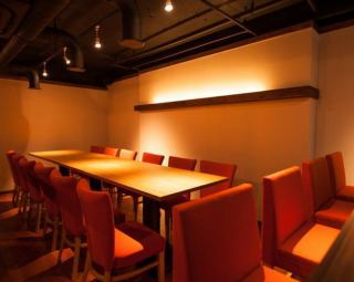 The loosely arranged seats have a wood-based, gentle atmosphere, and both food and drink go on