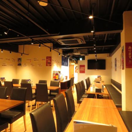 【1階】7名掛けのテーブル席は、気軽な女子会やグループでの利用に最適となっております。1階席での喫煙は喫煙ブースをご利用ください。