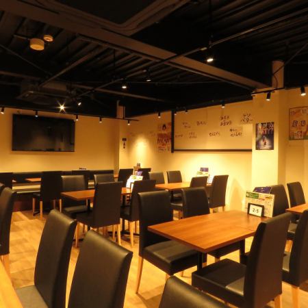 【1階】4名掛けのテーブル席は、会社帰りのサク飲みや食事会にもぴったりのお席となっております。1階席での喫煙は喫煙ブースをご利用ください。