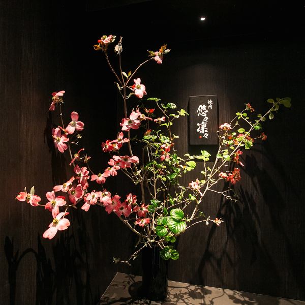 店内は、落ち着いた雰囲気の中に洗練されたデザインを取り入れた空間が広がります。おしゃれなバックライトがアクセントとなり、上質なムードを演出。ゆったりとしたテーブル配置で、快適に過ごせるよう工夫されています。大人のための贅沢な空間で、至福のひとときをお過ごしください。