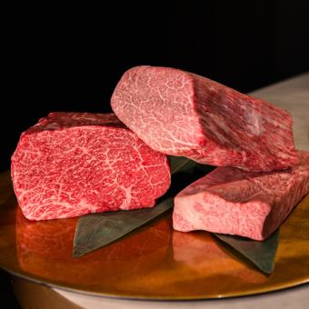 山形牛カルビやと特上米沢牛食べ比べなどが堪能できる全14品の「極み」コース⇒35000円(税込)