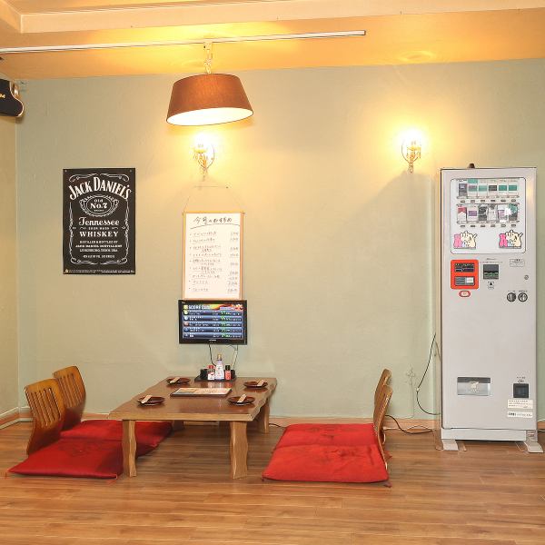 天井には季節感あふれる装飾が施され、アットホームな雰囲気が魅力の店内。モニターも設置されており、宴会やカラオケパーティーなど、幅広いシーンで活躍する空間です。