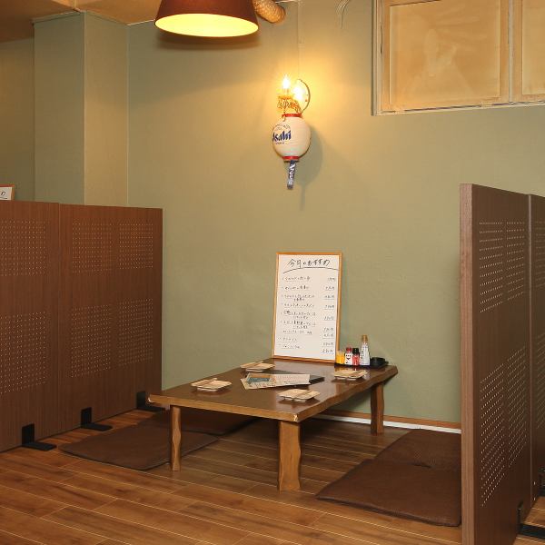 靴を脱いでリラックスできる座敷スタイルが嬉しいポイント。壁沿いには荷物を置けるスペースもあり、長時間の利用でも快適。仲間との語らいやお祝い事にもぴったりな空間です。