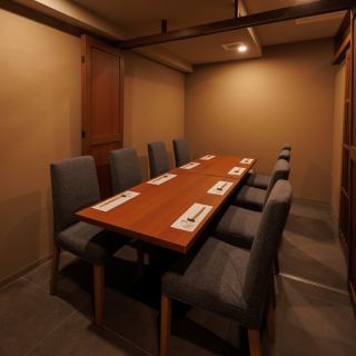 【お祝い事向け個室】プライベートを守った個室も大人気。季節ごとの宴会やイベント・パーティーなどのご利用も是非ご相談ください。完全個室でのご案内となるため、周囲を気にせずに会話をお楽しみいただけます。大切の方の誕生日や記念日など、お祝いにも最適。少人数から大人数まで多種多様な個室をご用意しております。