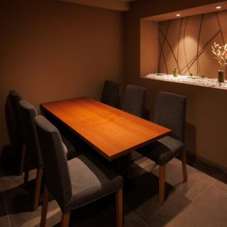【会食向け個室】電子タバコも吸える完全個室をご用意し、喫煙者の方にも快適な空間を提供しております。広々としたお部屋は、少人数から団体様まで幅広く対応可能です。宴会や接待、大切な仲間との集まりに最適なプライベート空間で、美味しいお料理とお酒を存分にお楽しみいただけます。