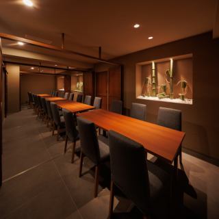 【団体様向け個室】各種ご宴会に最適な、ゆったりとくつろげる広々としたお席をご用意しております。大人数でのご利用にも対応可能な開放的な空間は、歓送迎会や忘年会、新年会などの宴会にぴったり。周囲を気にせず、気心知れた仲間と会話を楽しみながら、美味しい料理とお酒をご堪能いただけます。