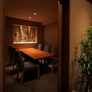 洗練された空間で、至高のひとときをお過ごしください。モダンなデザインと温かみのある木目調の店内が、上質な雰囲気を演出します。心地よい静寂と贅沢な快適さが融合された和空間はデートや特別な記念日、ビジネスの食事にもぴったりです♪