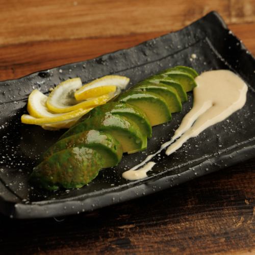 アボカド刺し~ワサビ醤油クリームチーズソースを添えて~